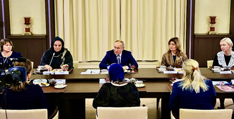 Putin meets with sad mothers of military personnel in the special military operation